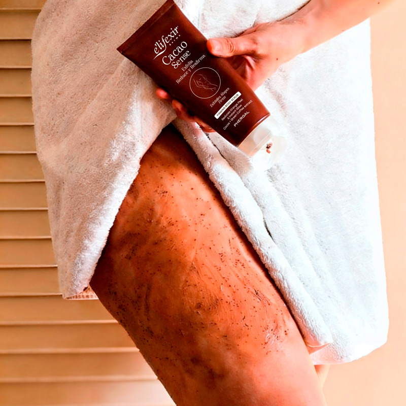 Cacao-V4-Ducha Mujer aplicándose el exfoliante corporal reductor cacao sense