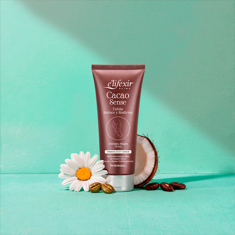 Cacao-V4-con-ingredientes-en-escenario-verde Ingredientes principales del exfoliante corporal cacao sense