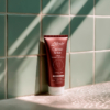 Exfoliante corporal y reductor con aroma a chocolate cacao sense en la ducha