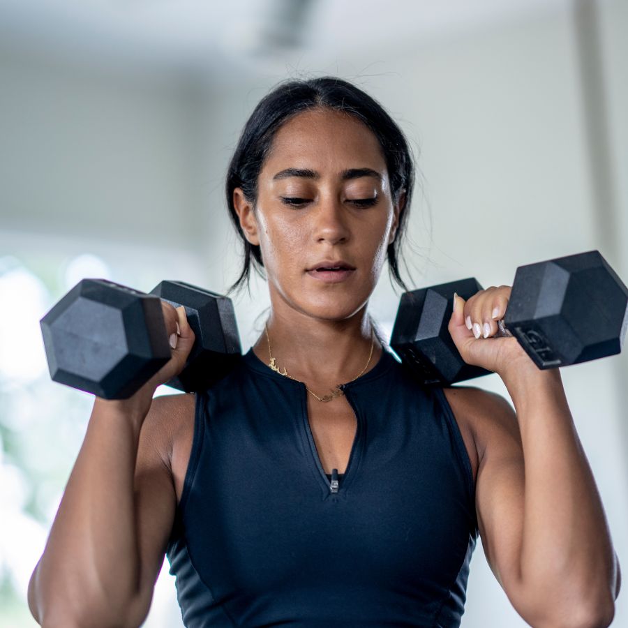 Ejercicio con pesas pecho